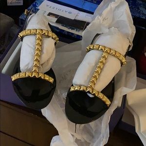 Black and gold Stuart weitzman sandals. NEVER WORN